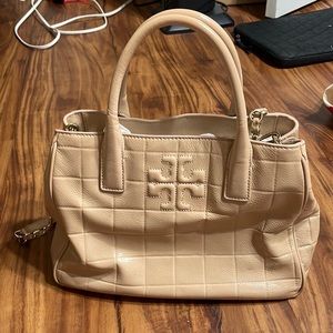 Cute Tory Burch purse. Please do not low ball the price